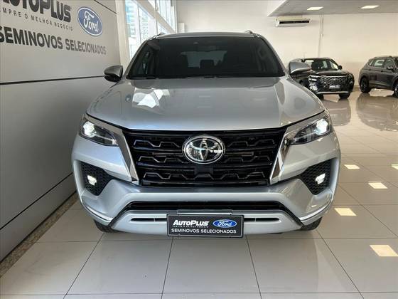 TOYOTA HILUX SW4 2.8 D-4D TURBO DIESEL SRX 4X4 AUTOMÁTICO